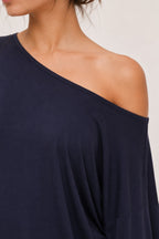 Senne Set in Navy blue, close-up of the asymmetric neckline