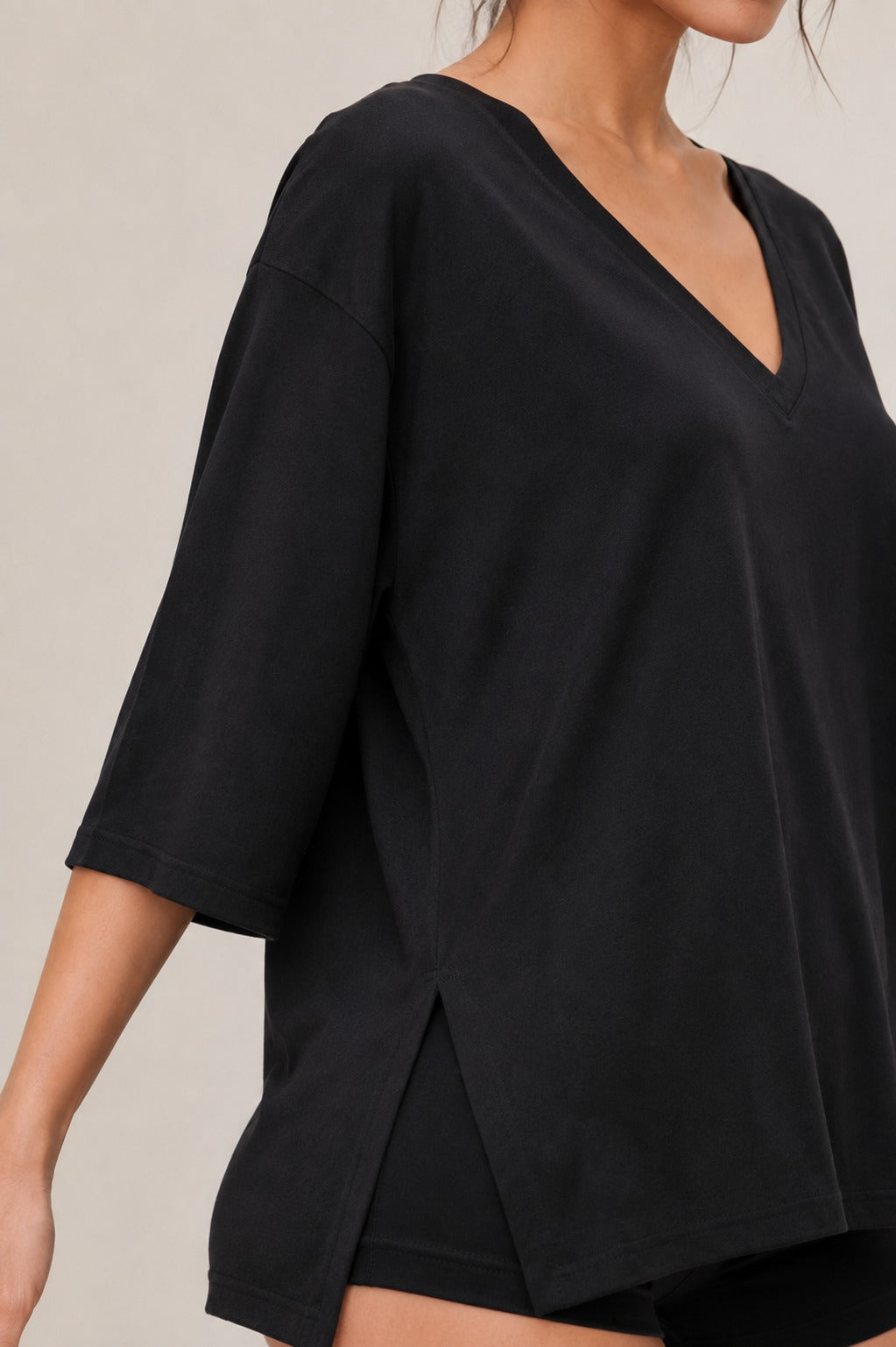Ilva Set in Black, close-up of the side slit in the top